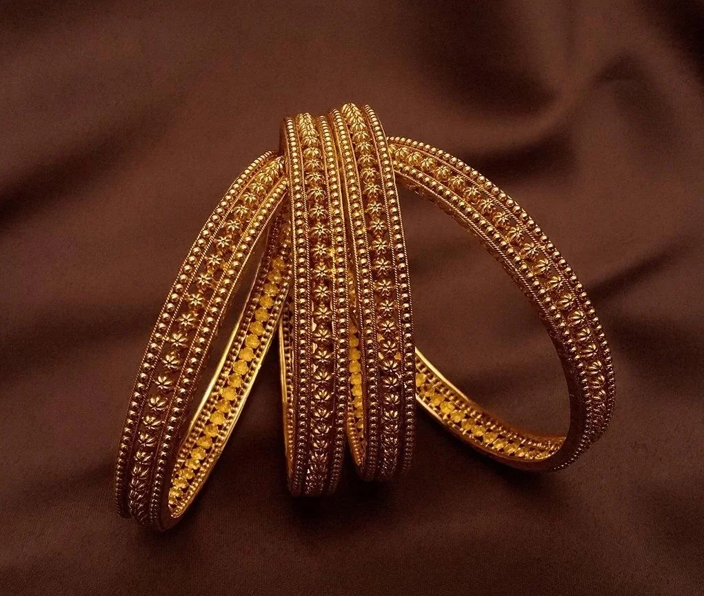Sleek Gold Bangle